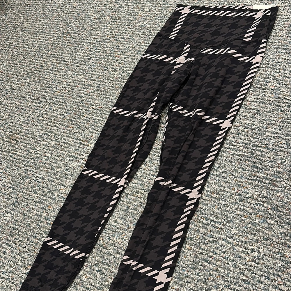 Black and white Designed leggings from Aerie size m